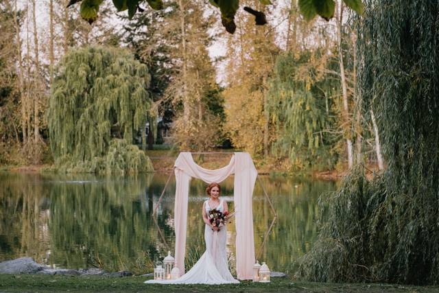 Romantic lakeside ceremony