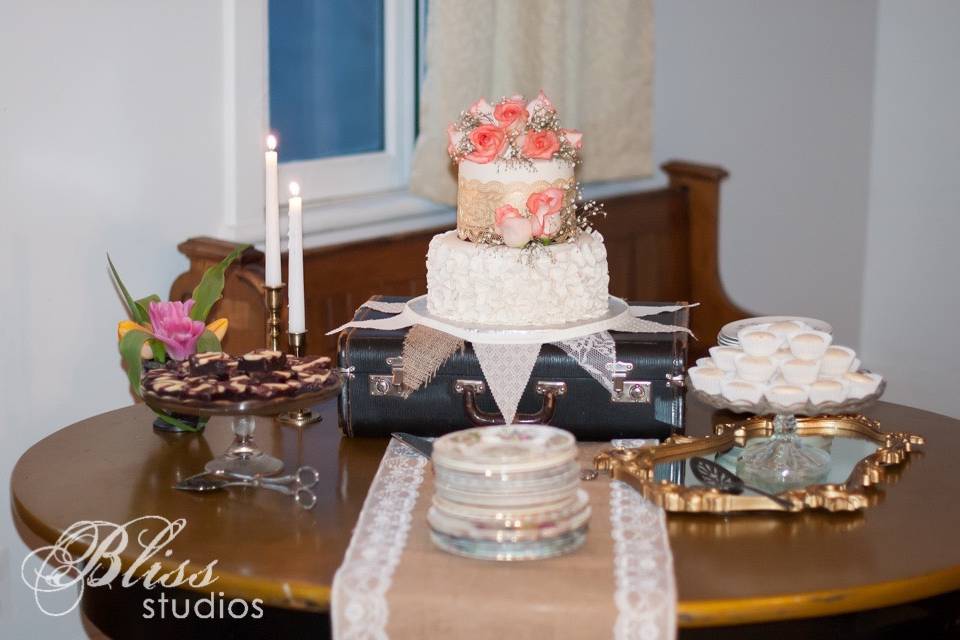 Gold & Black Cake Table