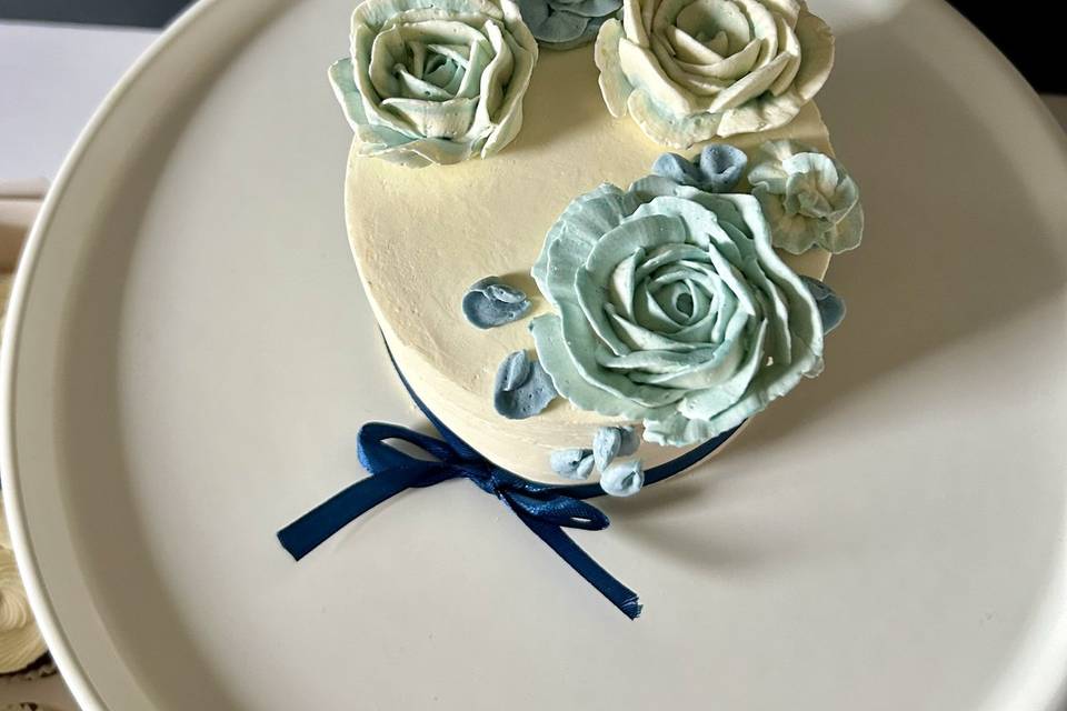 Blue roses cake