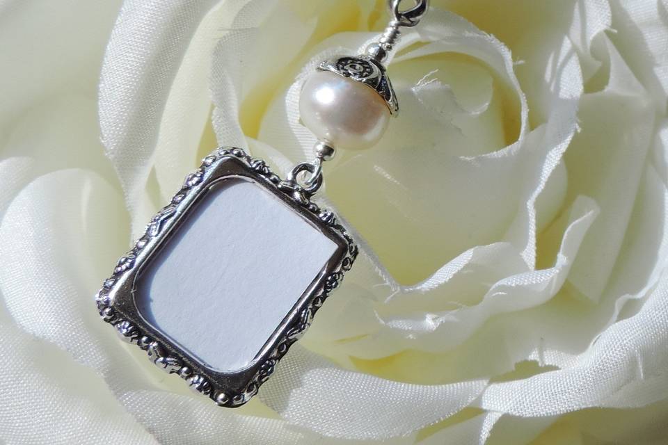 Pearl wedding photo charm