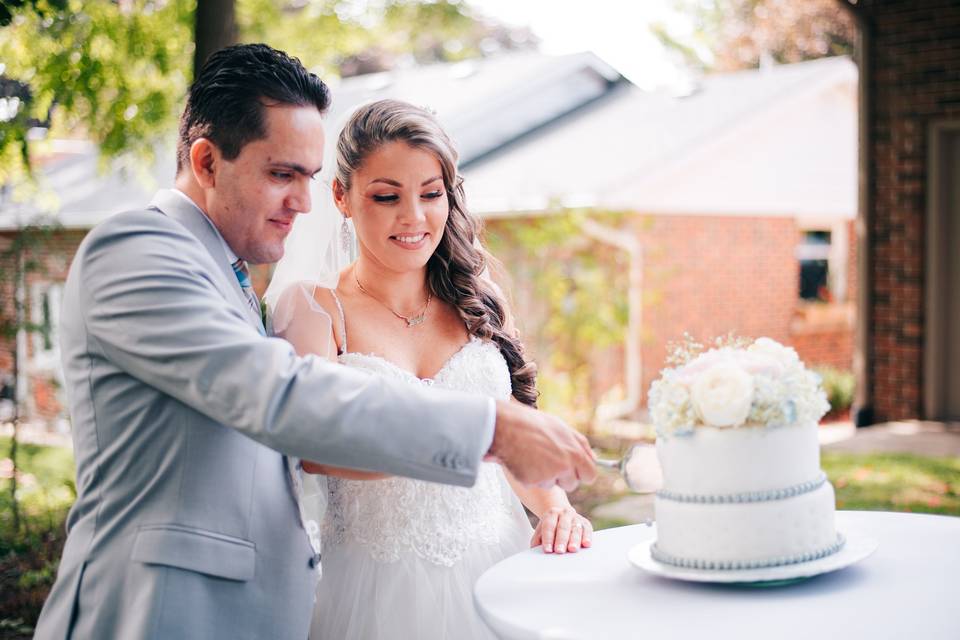 Couple cutting cake