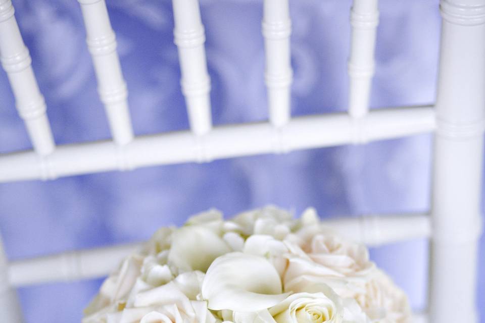 Elegant white posy