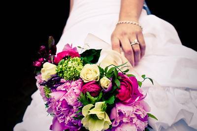 Elegant white posy