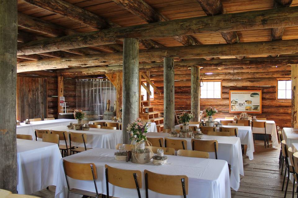 Indoor reception in barn.