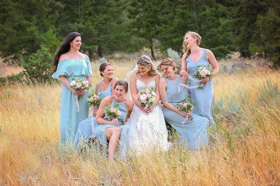 Bridesmaids in field kamloops