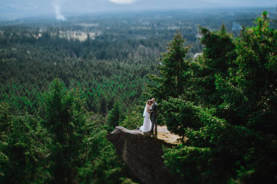 Little mountain wedding couple