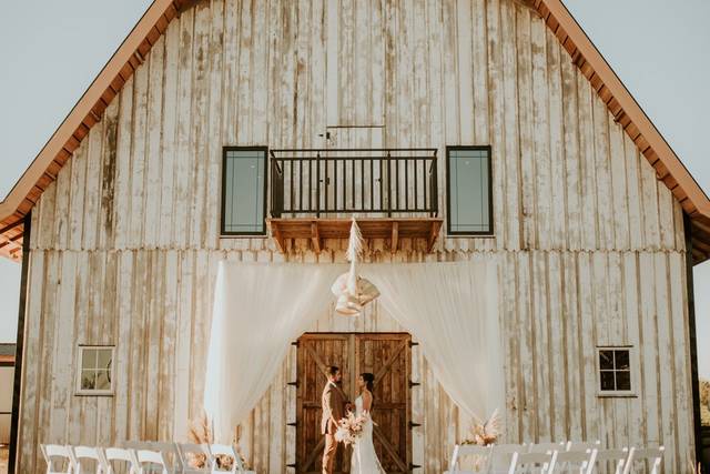40 Rustic Barn Wedding Venues - Charming Country Wedding Venues