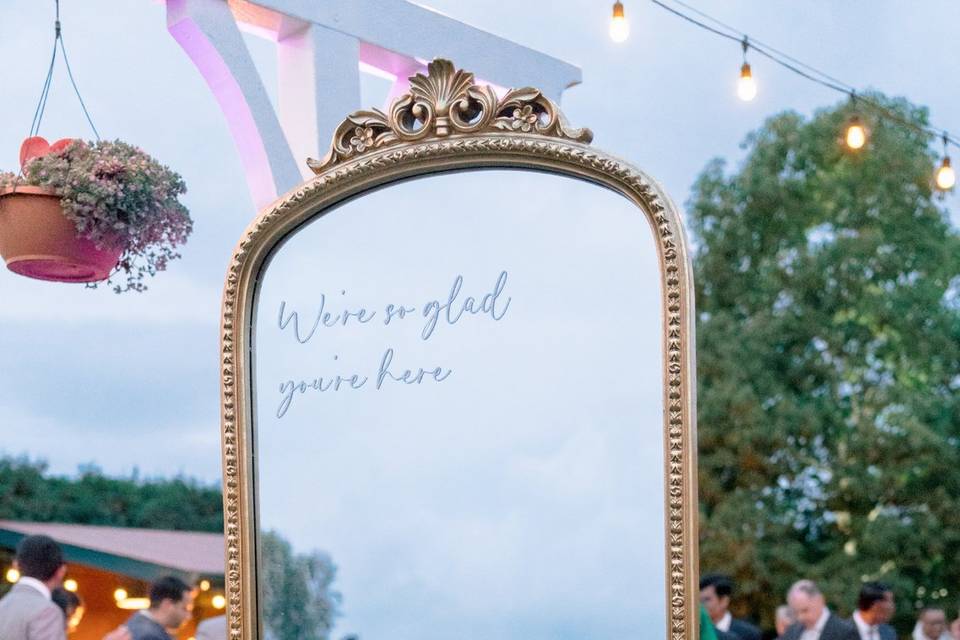 Welcome mirror sign