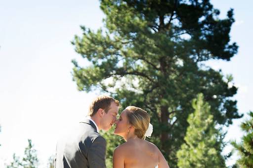 Candid kiss - Keylight Photography