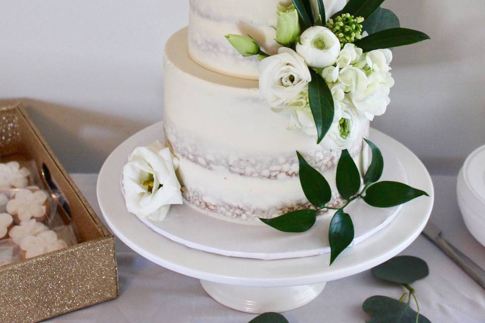 Floral naked cake with greens