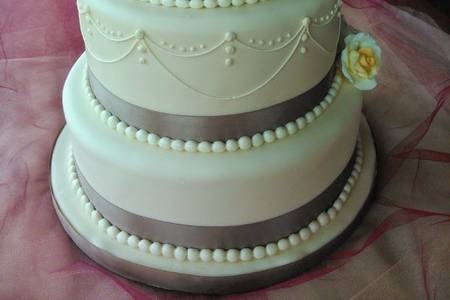 Romantic custom wedding cake