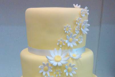 Custom daisy flower wedding cake