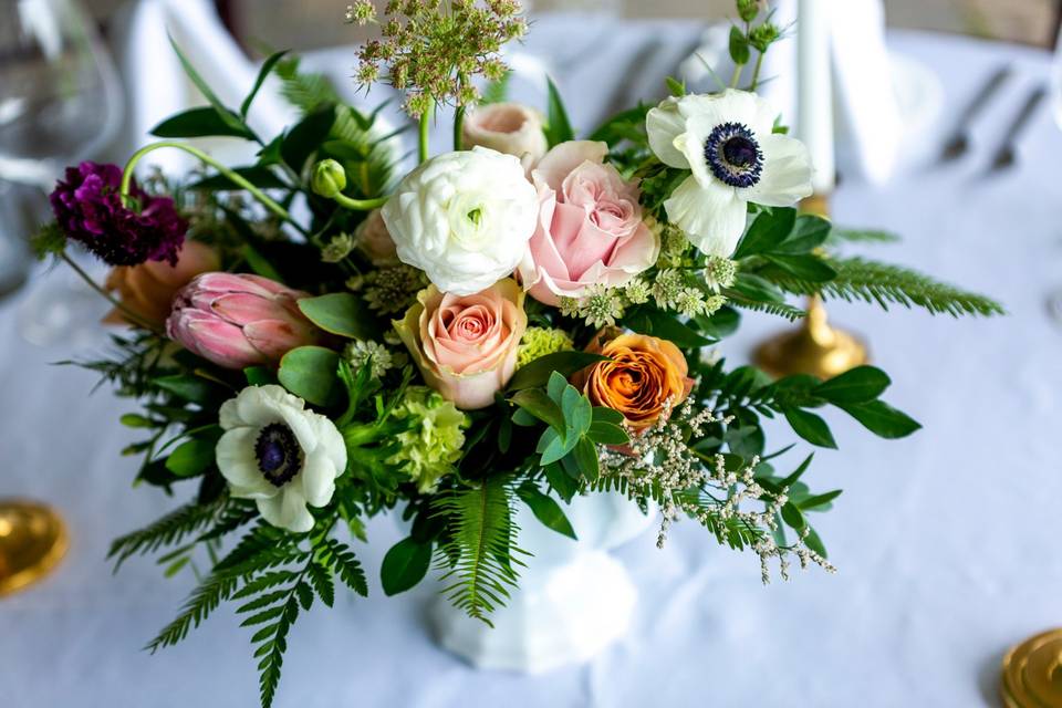 Centre piece with milkglass