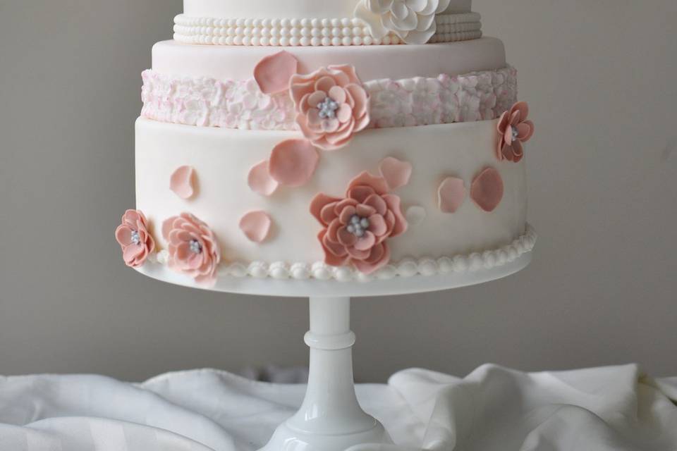 Rosy petals wedding cake