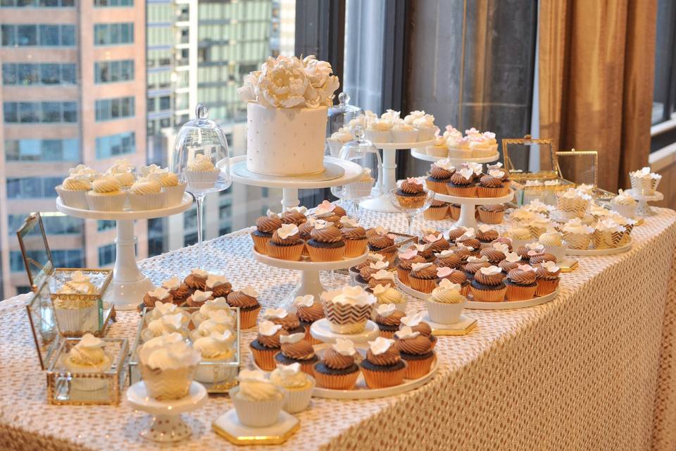 Elegant wedding cupcake table