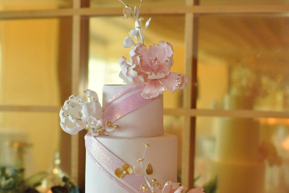 Elegant fondant cake