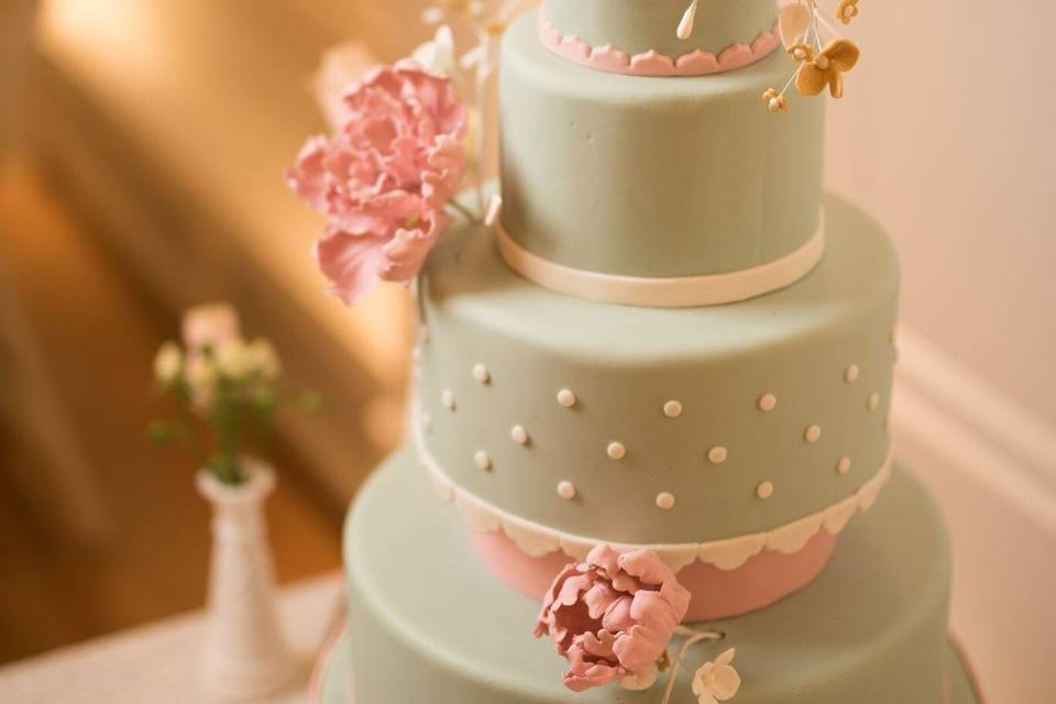 Elegant wedding cupcake table