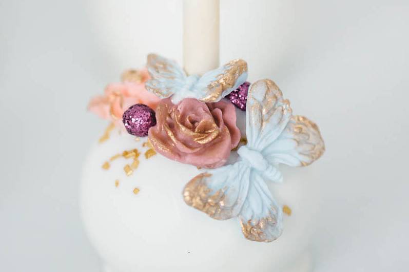 Lace and sugar flowers cake.