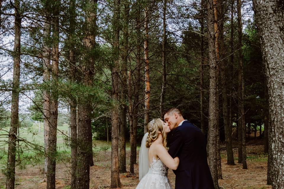 Kiss in the woods