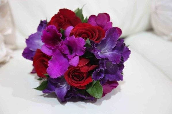 Red roses and cattleya