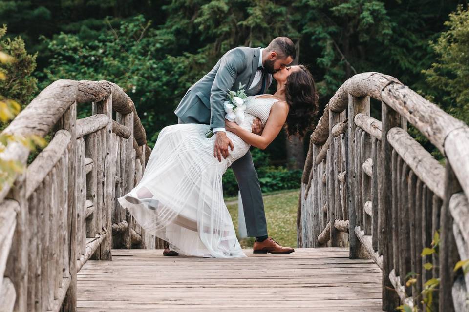 A kiss on the bridge