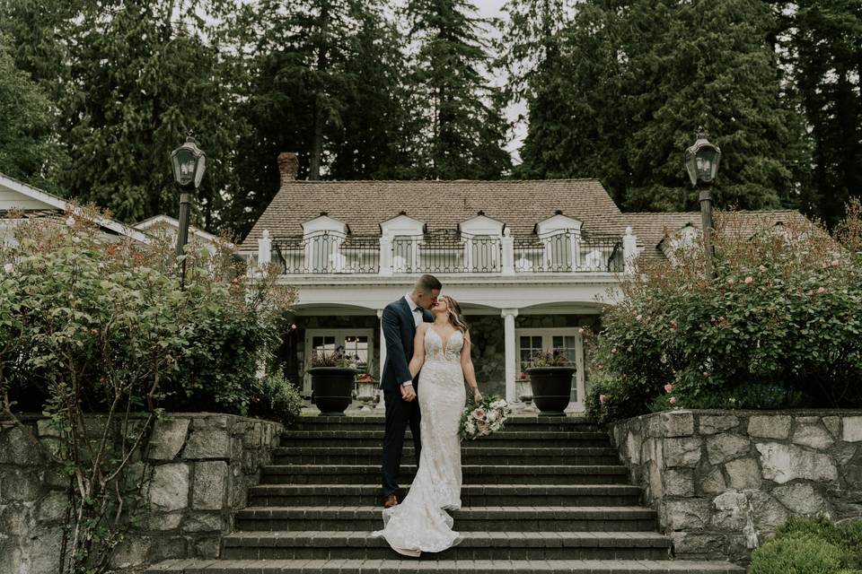 Couple outside Rowena's Inn