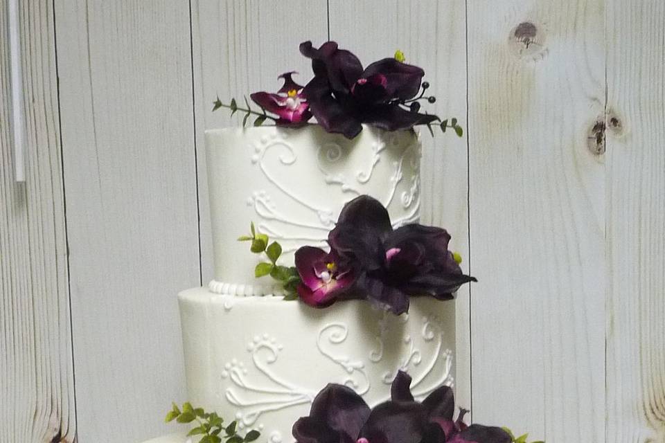 Smooth buttercream with scroll