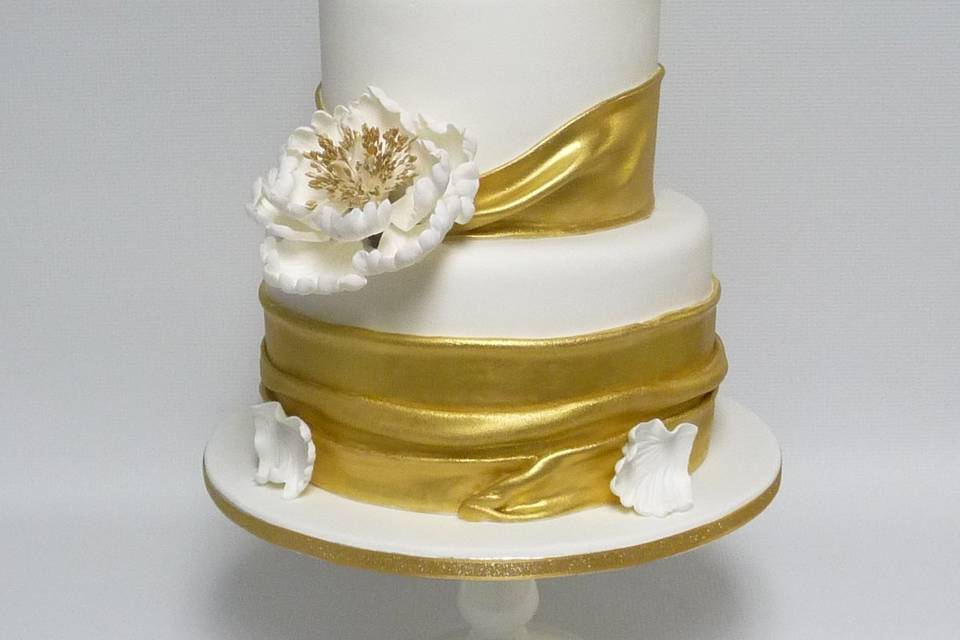 Smooth buttercream with scroll