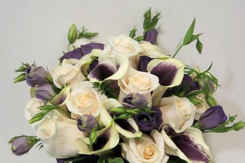 PICASSO CALLA VENDELLA ROSES AND LISIANTHUS SIDE VIEW 500.jpg