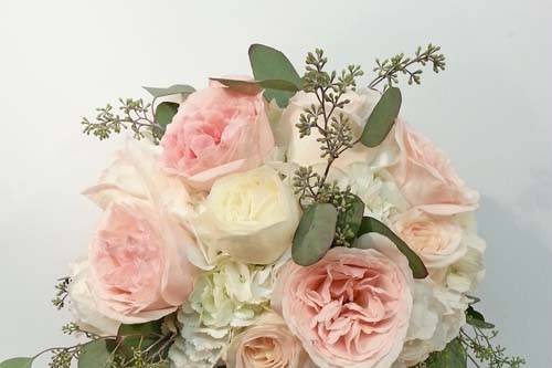 IVORY HYDRANGEA PINK GARDEN ROSE BABIES BREATH RONG CENTEPRIECE WITH LACE WRAPPED VASE 500.jpg