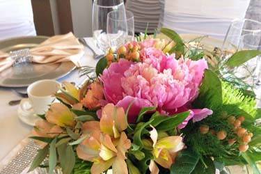 HYDRANGEA GARDEN ROSE WITH SEEDED EUCALYPTUS COLLAR CENTERPIECE ON LONG TABLE 500.jpg