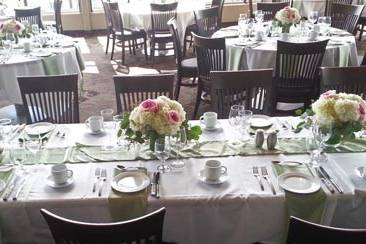 HYDRANGEA GARDEN ROSE WITH SEEDED EUCALYPTUS COLLAR CENTERPIECE ON LONG TABLE 500.jpg