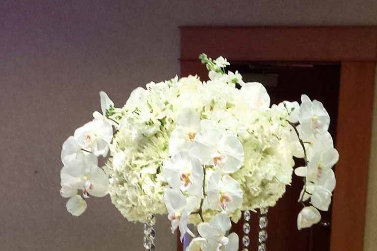 IVORY HYDRANGEA WITH ARTIFICIAL PHAELENOPSIS ORCHIDS CENTERPIECE 1200.jpg