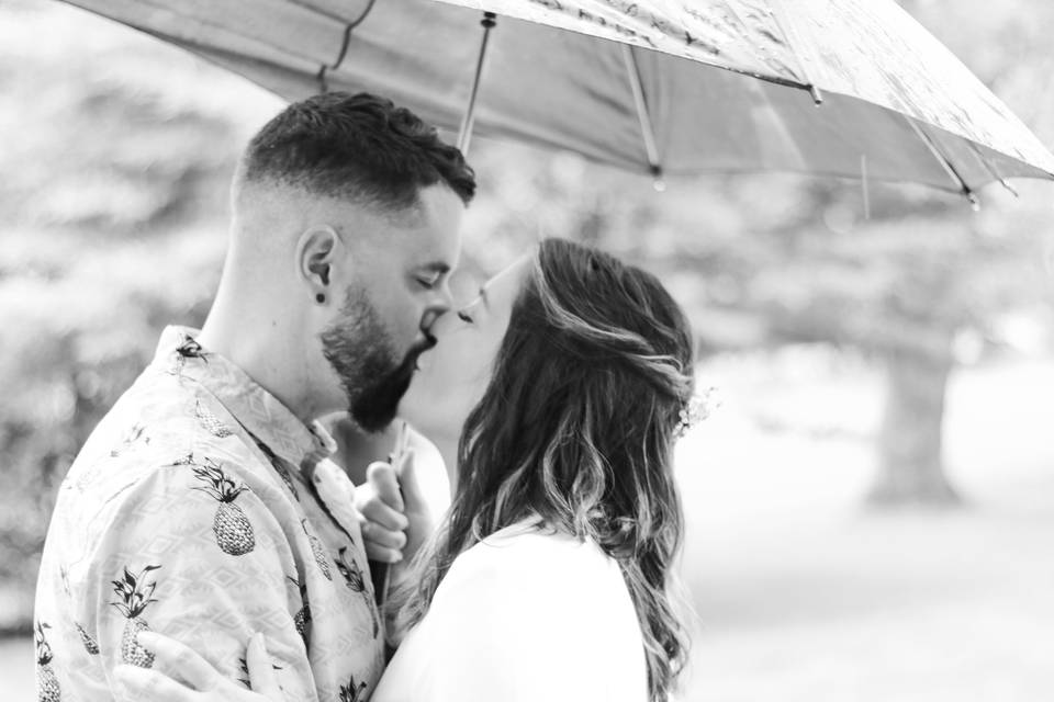 A kiss under the parasol