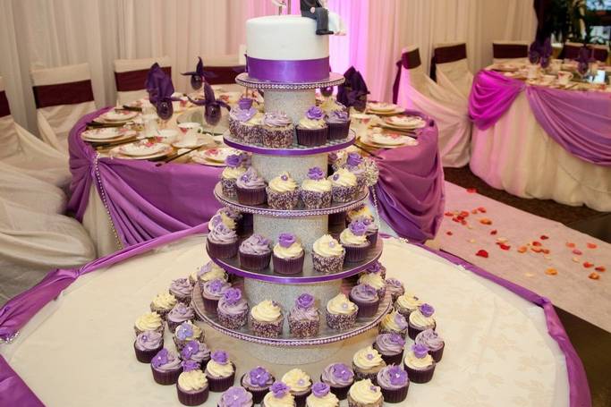 Purple roses cupcake