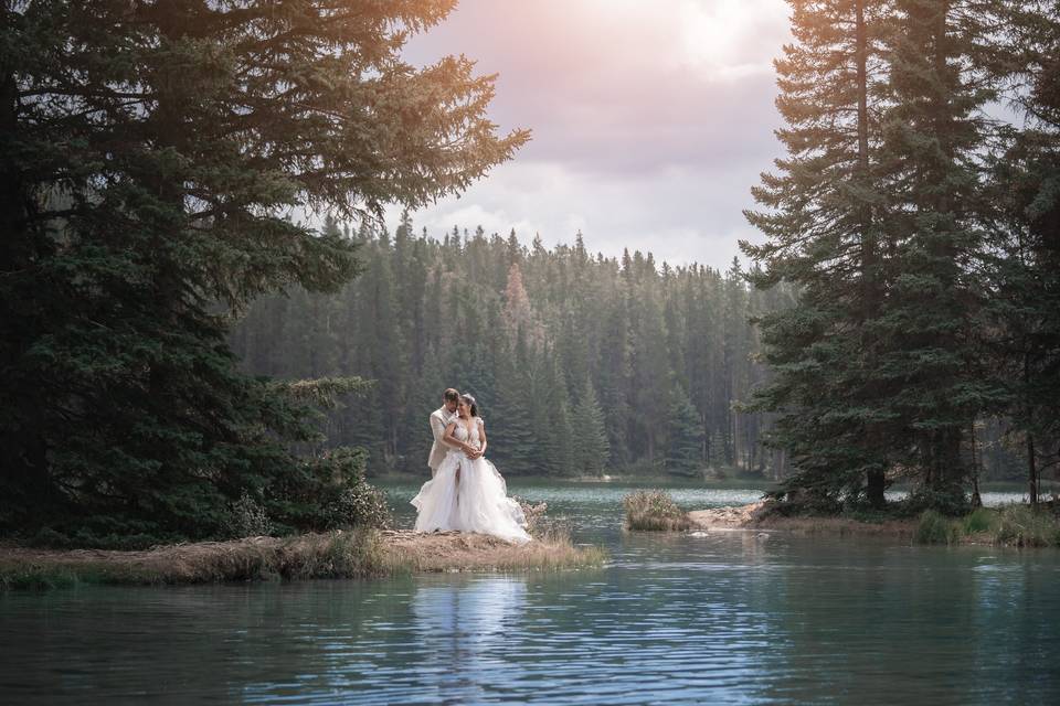 Newlyweds by the river - Kalla Ramberg