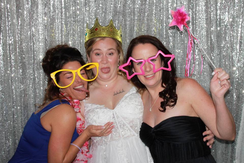 Bride & siisters @ Photo Booth