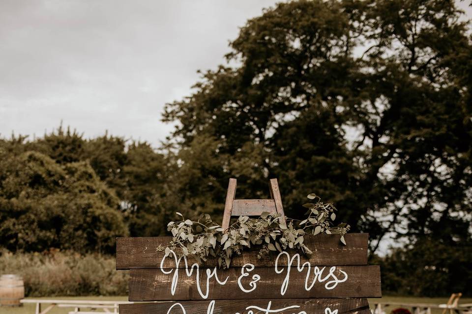 Simple rustic tablescape