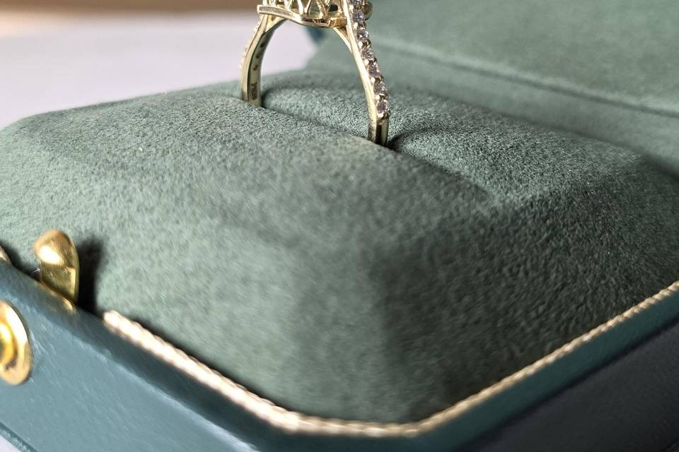 Cushion-cut-emerald-diamond-ha