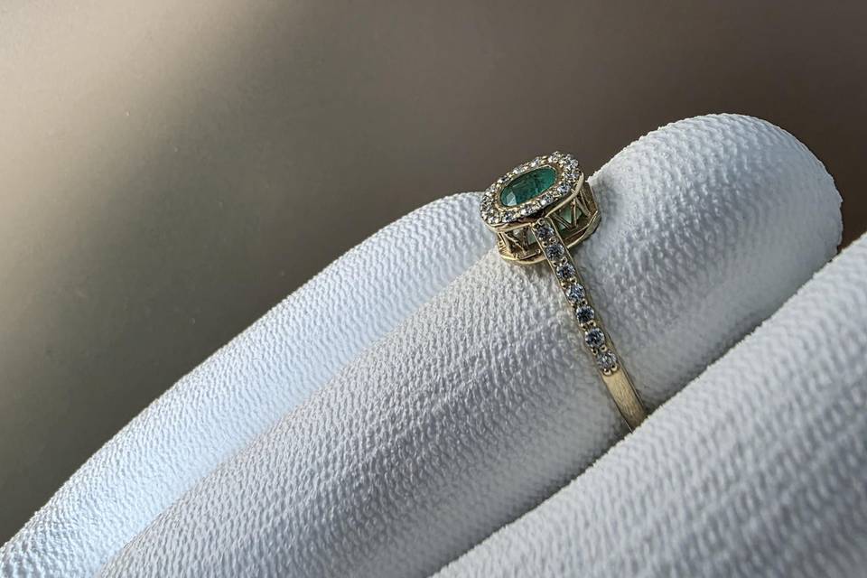 Cushion-cut-emerald-diamond-ha