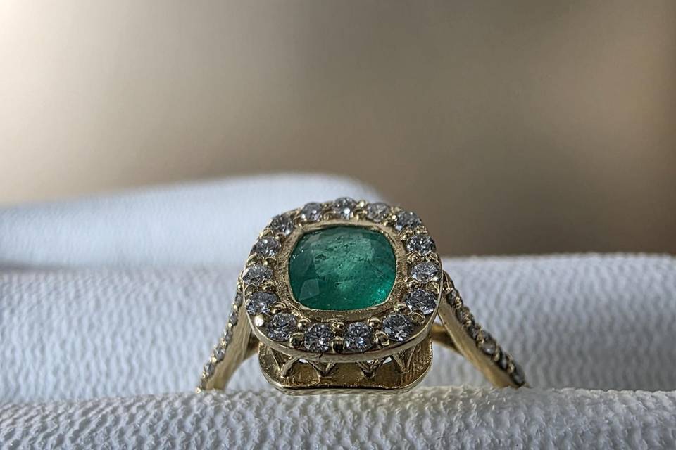 Cushion-cut-emerald-diamond-ha