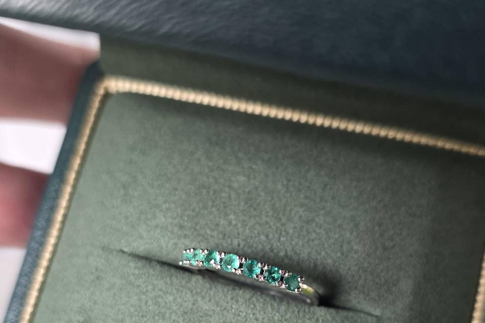 Colombian-emerald-band-18k-whi