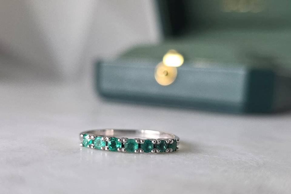 Colombian-emerald-band-18k-whi