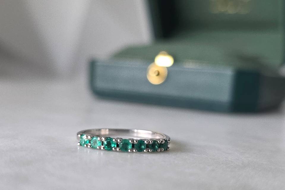 Colombian-emerald-band-18k-whi