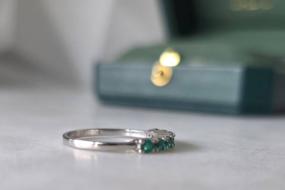 Colombian-emerald-band-18k-whi