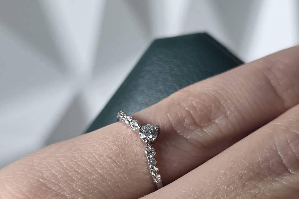 Diamond-chevron-18k-white-gold
