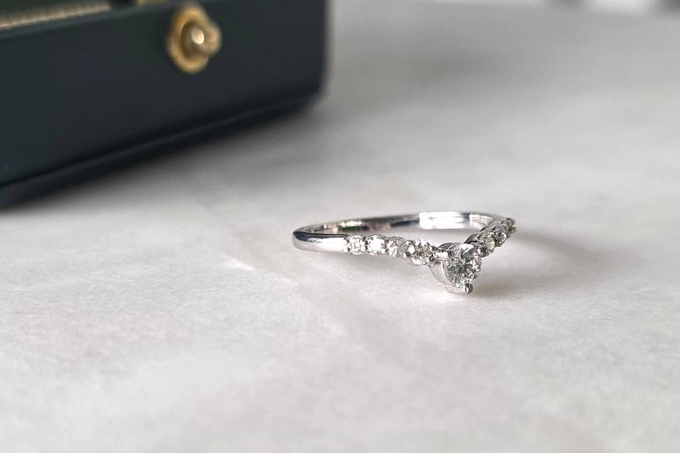 Diamond-chevron-18k-white-gold