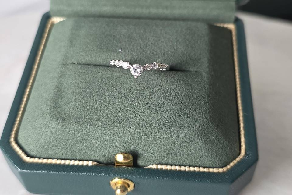 Diamond-chevron-18k-white-gold