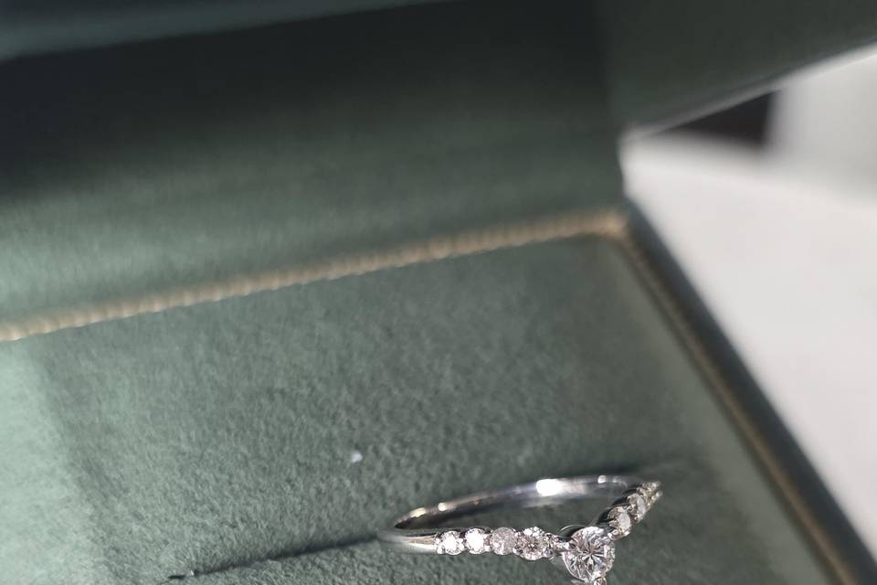Diamond-chevron-18k-white-gold