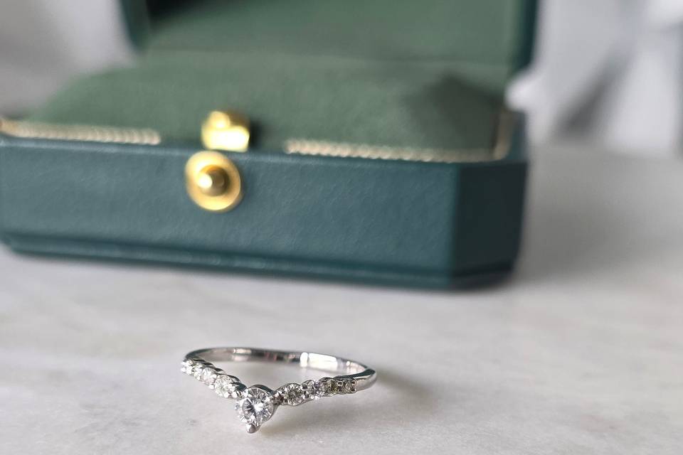 Diamond-chevron-18k-white-gold
